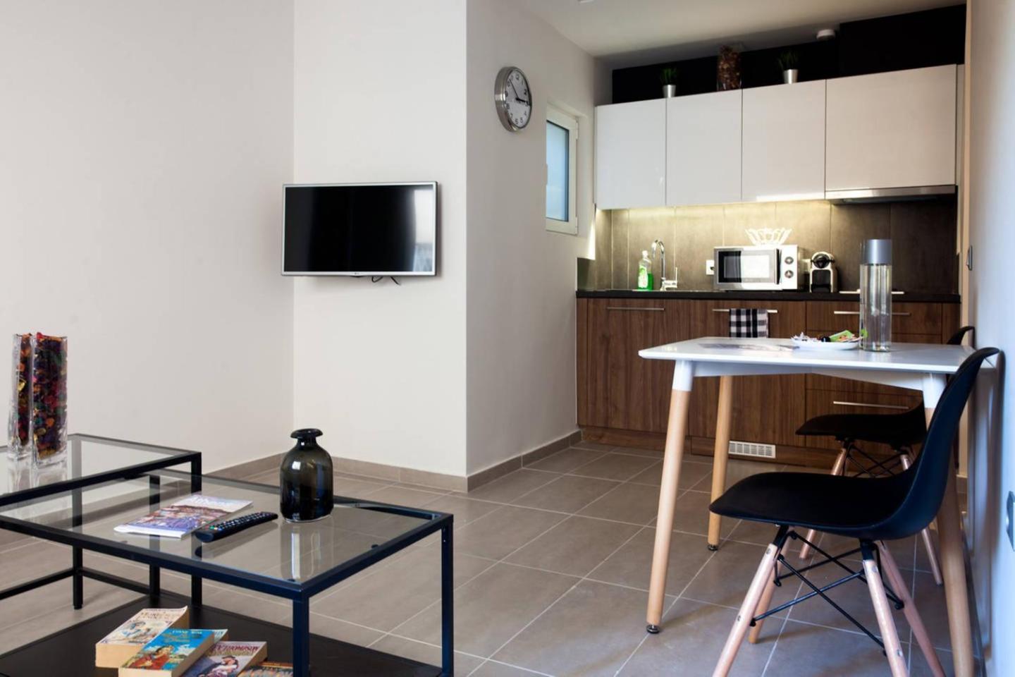 Toni'S Charming Apartment In The Thisseo Station Atena Exterior foto