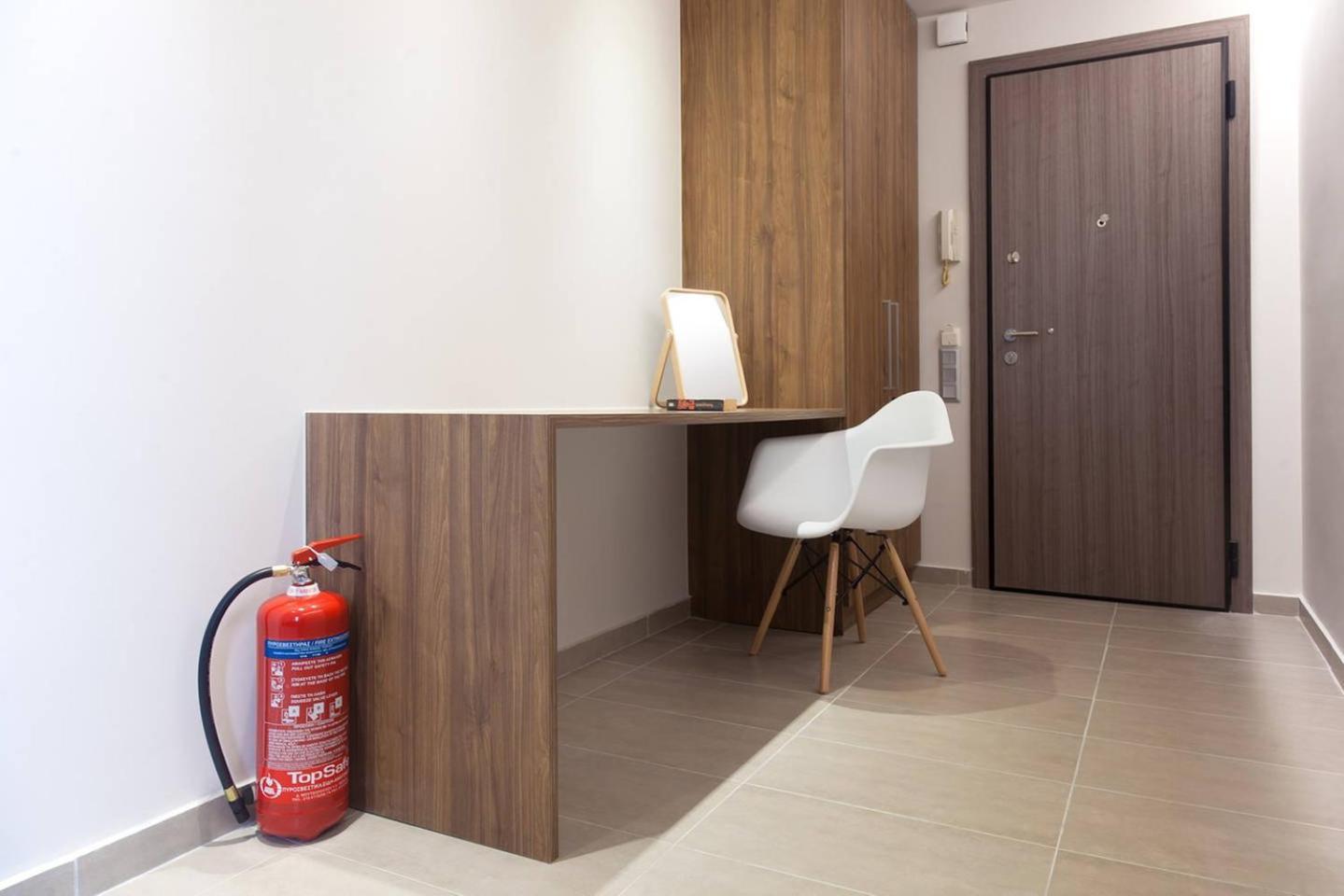 Toni'S Charming Apartment In The Thisseo Station Atena Exterior foto